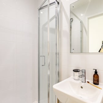 Gold En Suite - Image 8